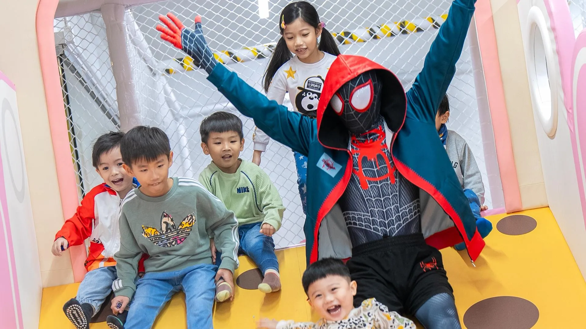 Kidstation magician with children